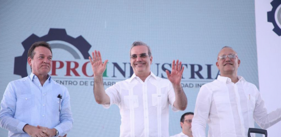El presidente Luis Abinader alza los brazos en gesto de saludo al dejar iniciados los trabajos de dos nuevas naves de zona franca en su visita a la provincia La Vega.