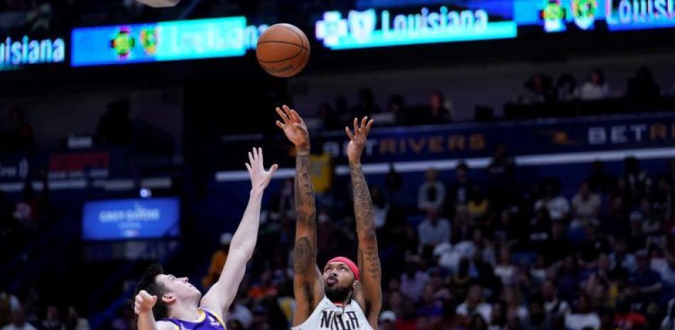 Brandon Ingram, de los Pelicans, se eleva en busca de un canasto en el partido del domingo por la noche frente a los Lakers de Los Angeles.