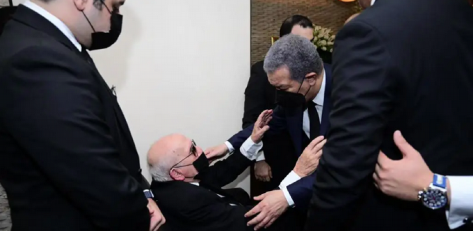 Vincho Castillo recibiendo el pésame del expresidente Leonel Fernández.