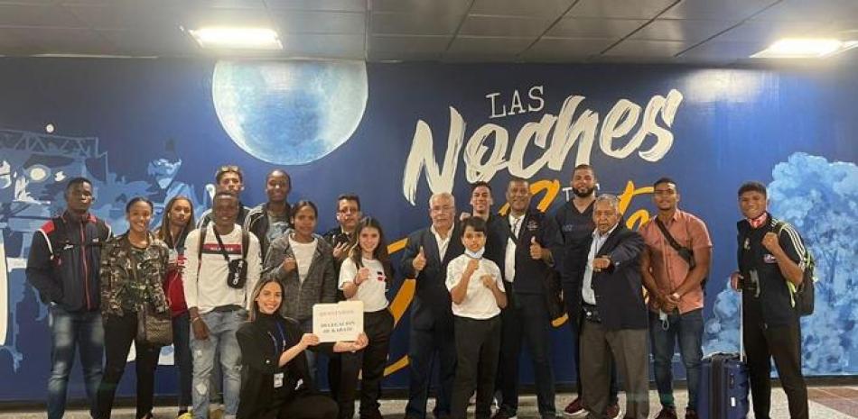 El presidente de la Federación Dominicana de Karate, el profesor José Luís Ramirez (Borola), junto a Antonio Volquez director técnico, José Ubri presidente del Colegio de árbitros y todos los atletas medallistas a su regreso al país.