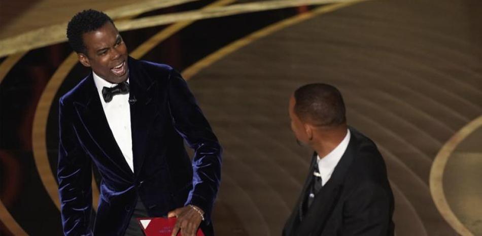 Will Smith, a la derecha, golpea al presentador Chris Rock en el escenario mientras presenta el premio a la mejor película documental en los Oscar el domingo 27 de marzo de 2022 en el Dolby Theatre de Los Ángeles. (AP Photo/Chris Pizzello).