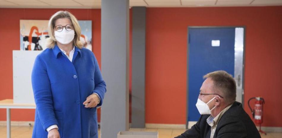 La socialdemócrata Anke Rehlinger vota en las elecciones estatales el 27 de marzo de 2022, en Nunkirchen, Alemania. (Boris Roessler/dpa vía AP)