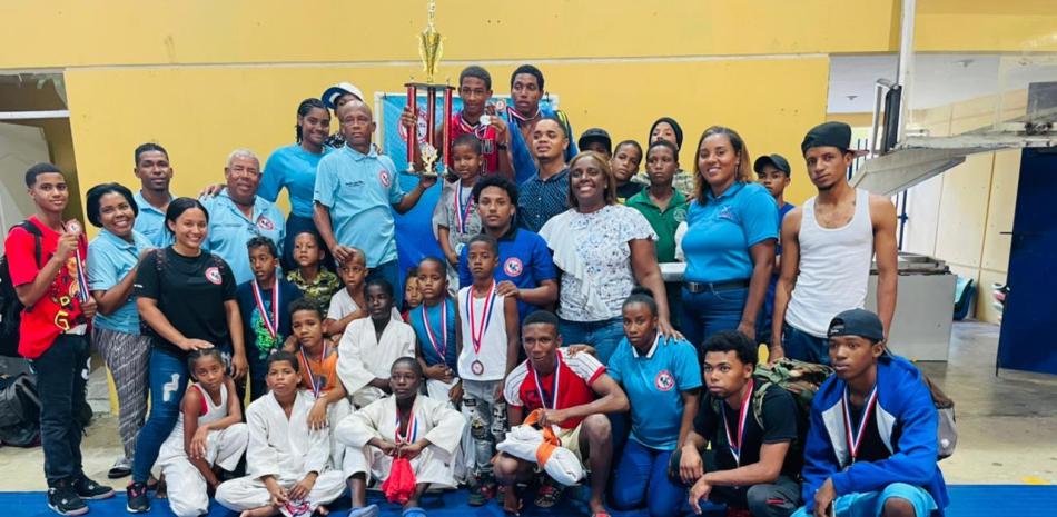 La selección juvenil de judo de Barahona que se coronó campeona del torneo.
