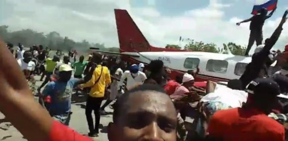Haitianos atacan un avión en medio de protestas por inseguridad