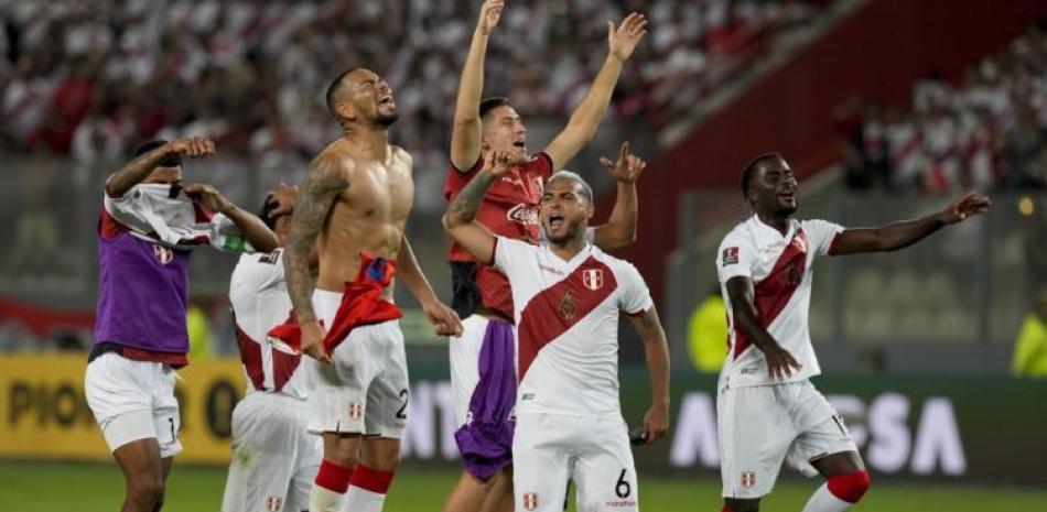 Los jugadores de la selección de Perú festejan su victoria sobre Paraguay en las eliminatorias mundialistas.
