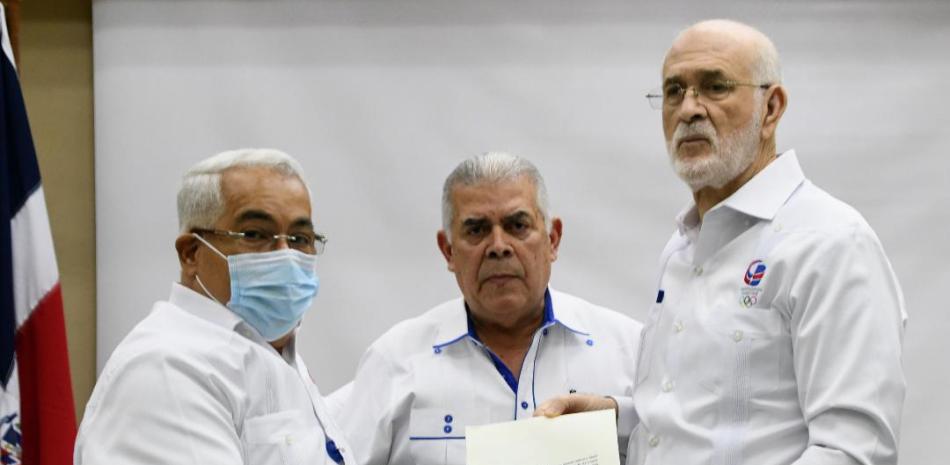 El tesorero del COD José Luis Ramírez, y comisario de cuentas, José Cordero, entregan el documento del informe financiero a Antonio Acosta, presidente COD.
