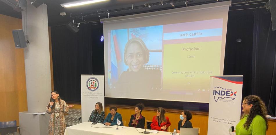 Primer Foro "Mujeres al Vuelo". Foto. Consulado General de la República Dominicana en Barcelona, Esoaña