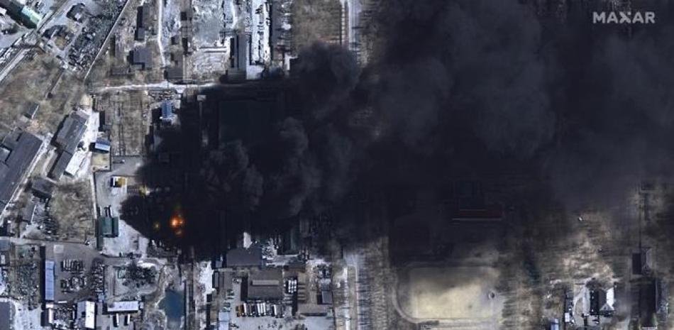 Esta imagen satelital publicada por Maxar Technologies muestra una imagen multiespectral de tanques de almacenamiento de petróleo en llamas y una zona industrial en Chernihiv, Ucrania, el 21 de marzo de 2022. Foto: AFP.