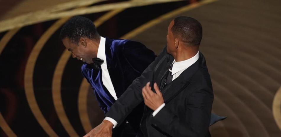Will Smith, a la derecha, golpea a Chris Rock en el escenario durante la ceremonia de los premios Oscar, el domingo 27 de marzo de 2022 en el Teatro Dolby en Los Ángeles. (Foto AP/Chris Pizzello).