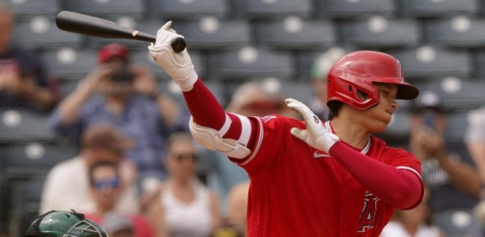 Shohei Ohtani, de los Angelinos de Los Ángeles, es ponchado en la tercera entrada del juego de exhibición ante los Atléticos de Oakland.