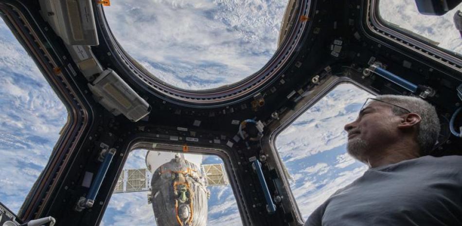 En esta imagen de archivo, distribuida por la NASA, el astronauta estadounidense e ingeniero de vuelo de la expedición 66, Mark Vande, mira a la Tierra desde una cúpula de la Estación Espacial Internacional, el 4 de febrero de 2022. (Kayla Barron/NASA vía AP, archivo)
