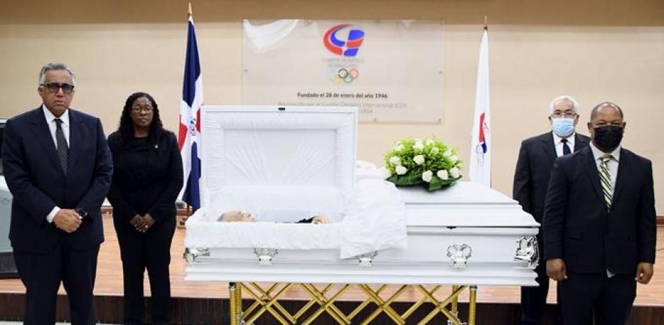 Guardia de honor durante las honras fúnebres de Bolívar Vargas en el Comité Olímpico Dominicano.