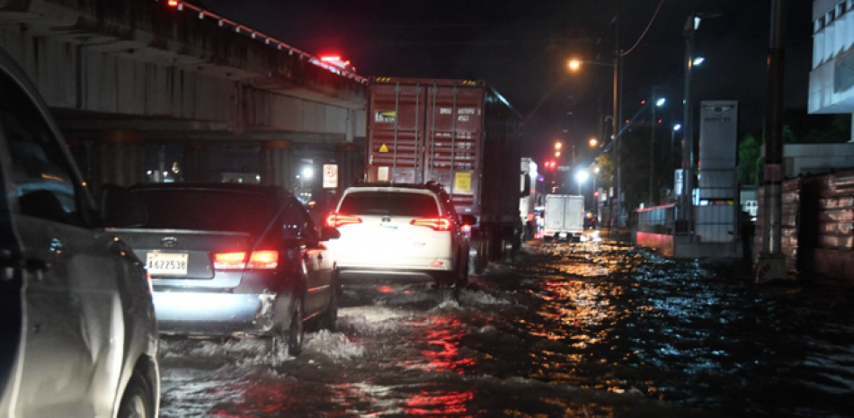 Los intensos aguaceros anegaron las principales vías de la capital y provocaron caos en el tránsito. JORGE CRUZ/LD