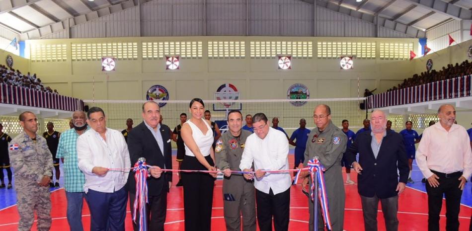 El ministro de Deportes, Francisco Camacho, realiza el corte de cinta que deja inaugurada la remodelada cancha del polideportivo coronel piloto José Vicente Peralta, en la Base Aérea de San Isidro.
