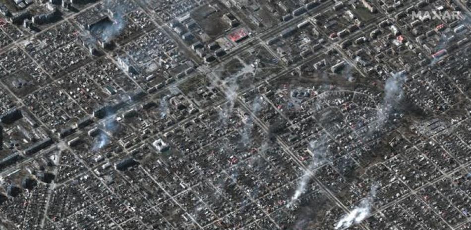 Esta imagen del satélite Maxar tomada el 22 de marzo de 2022, muestra una vista general de los edificios en llamas en el distrito Livoberezhnyi de Mariupol, Ucrania. Foto: AFP.