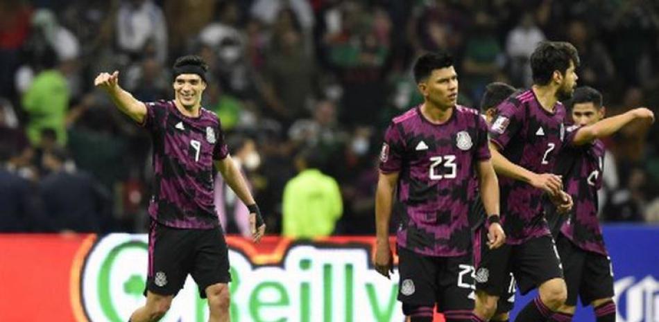 Integrantes del equipo de México celebran luego de una anotación en la última jornada de la eliminatoria de Concacaf para el Mundial de Fútbol.