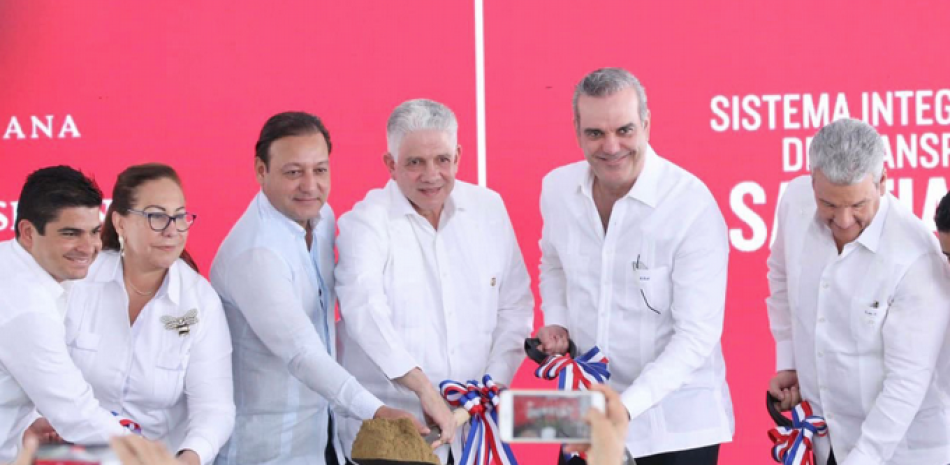 El presidente Luis Abinader dio el primer palazo para dejar iniciados los trabajos, acompañado de autoridades de la provincia Santiago. FUENTE EXTERNA/