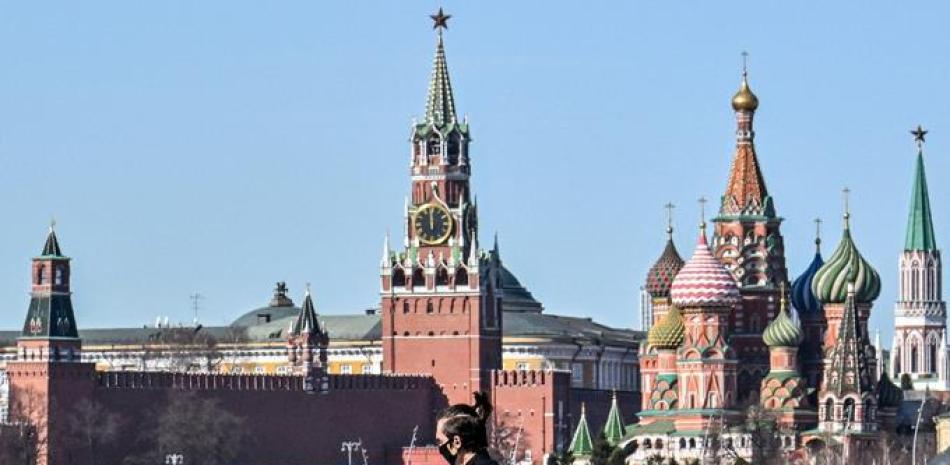 Un peatón camina por un puente cerca del Kremlin en el centro de Moscú el 22 de marzo de 2022. Foto: AFP.