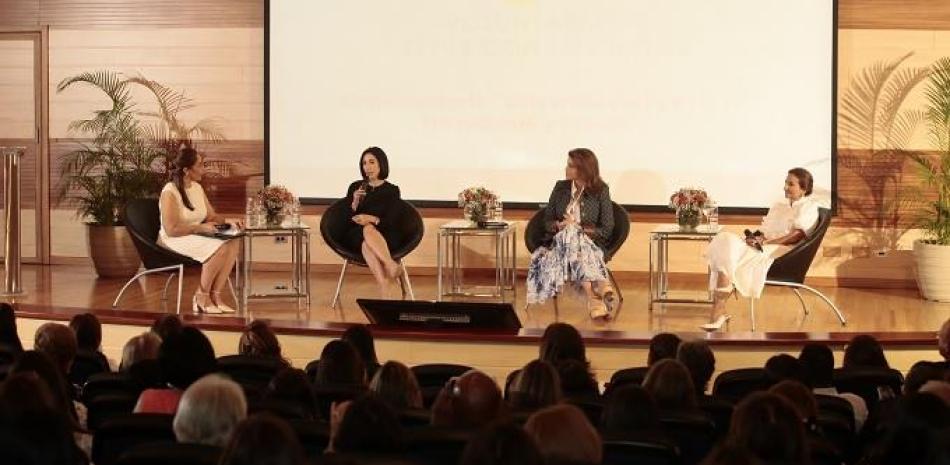 La primera dama de la República, Raquel Arbaje de Abinader; Lucy Dougthy y Xenia Gell de Álvarez, responden preguntas de la moderadora del panel Grisbel Medina.