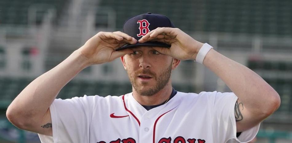 Trevor Story se acomoda la gorra durante la conferencia de prensa en la que fue presentado como nuevo campocorto de los Medias Rojas de Boston en Fort Myers.