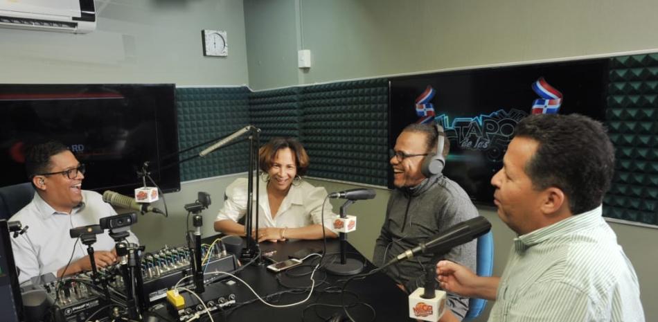 Equipo del programa radial "El Tapón de las 5", que se transmite por La Mega Estación 94.7 FM.
