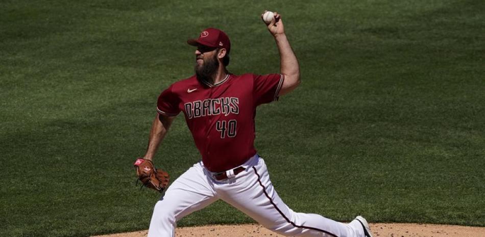 Madison Bumgarner, de los Diamondbacks de Arizona, hace un lanzamiento ante los Rangers de Texas en el encuentro de pretemporada en Scottsdale.