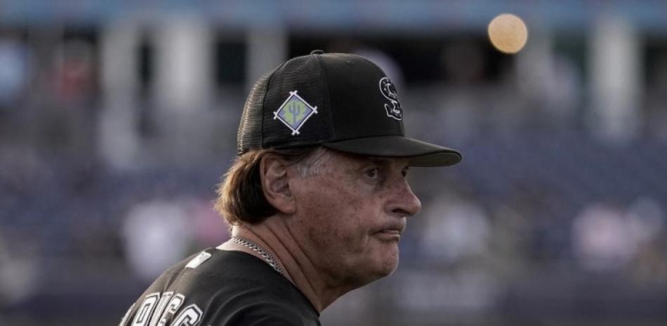 El piloto de los Medias Blancas de Chicago, Tony La Russa, observa el calentamiento de los jugadores antes del partido de pretemporada contra los Marineros de Seattle.