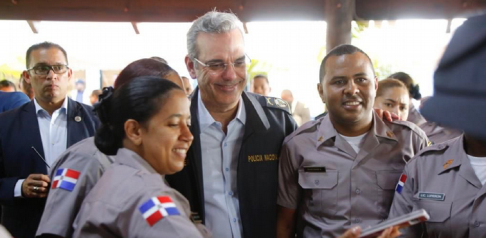 El presidente Luis Abinader compartió con oficiales de la Policía Nacional durante su visita a la Academia Policial, en Hatillo, San Cristóbal.