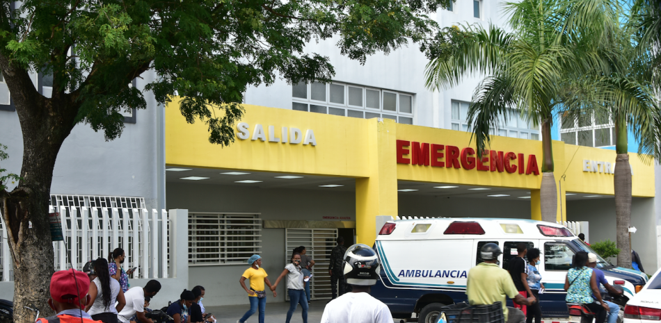 Los pacientes valoran como buena la atención que reciben en el hospital Juan Pablo Pina, de San Cristóbal, pero el personal médico dice que carecen de insumos y herramientas necesarias para dar un servicio eficiente. ADRIANO ROSARIO