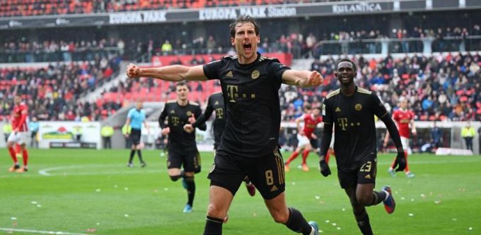 Leon Goretzka festeja el gol que marcó en la victoria del Bayern