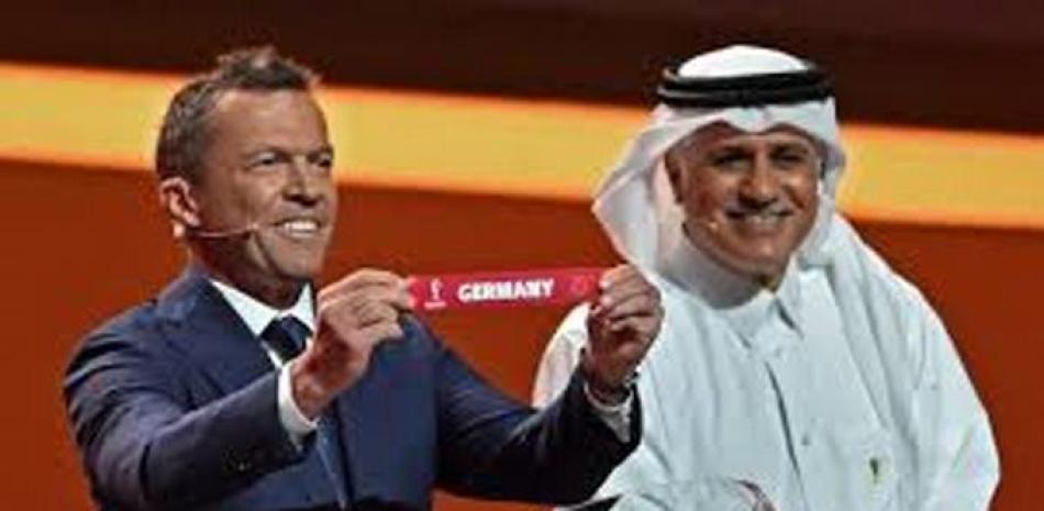 Momentos en que se realiza el sorteo de los paises que accionarán en la Copa Mundial de Fútbol Qatar 2022