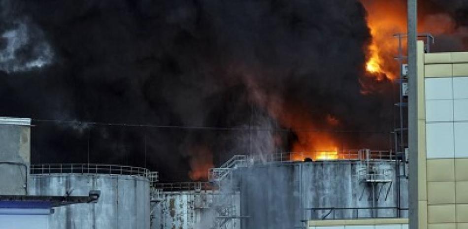 Bomberos trabajan en la extinción del fuego en las instalaciones de una refinería de petróleo hoy, en Odesa (Ucrania). Foto: EFE