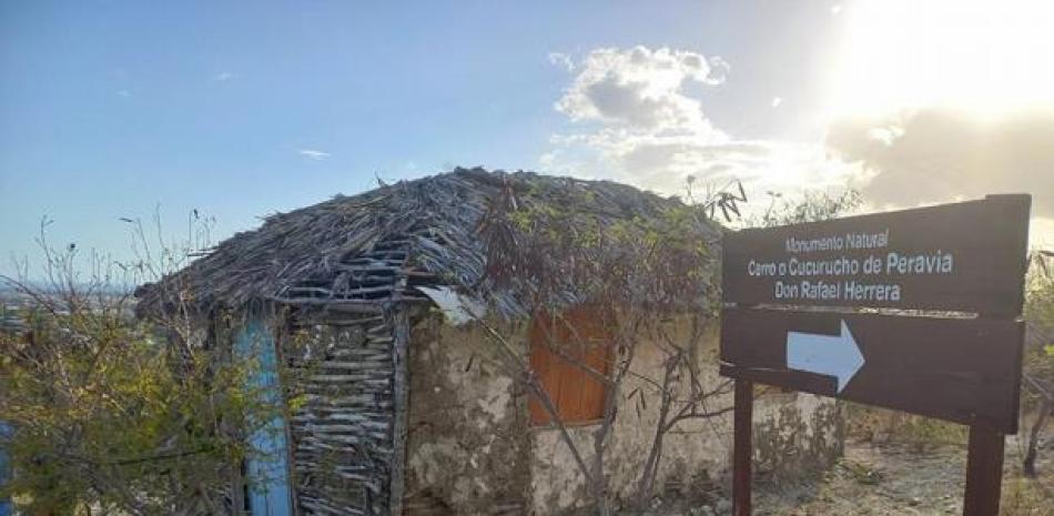 El bohío que se construyó a mitad de la cima de la loma, como un mirador hacia la ciudad banileja y parte de la provincia.