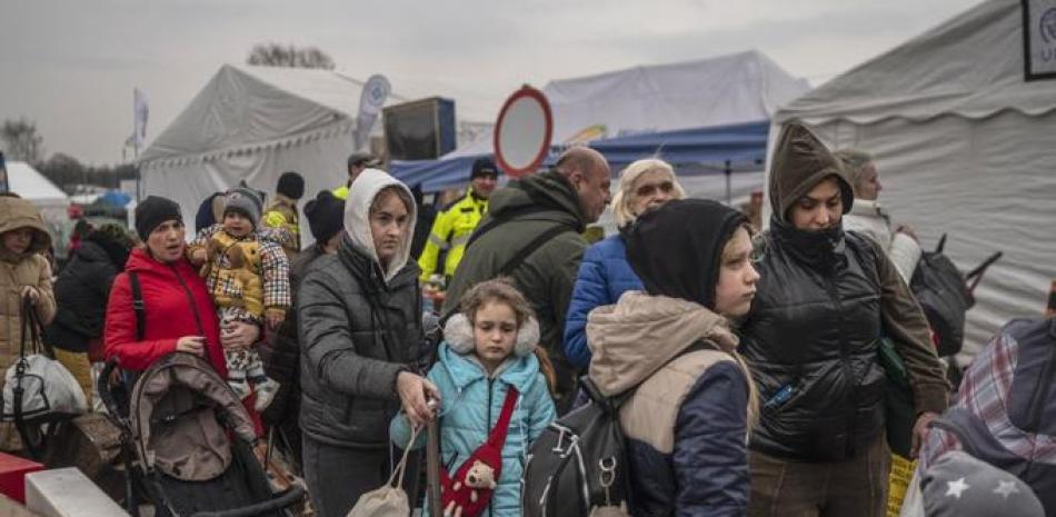 Evacuados ucranianos hacen fila mientras esperan un nuevo transporte en el paso fronterizo de Medyka, en el 34º día de la invasión rusa de Ucrania. Foto: Angelos Tzortzinis/AFP.