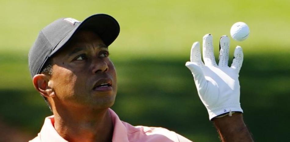 Tiger Woods atrapa una pelota durante una práctica del Masters de golf.