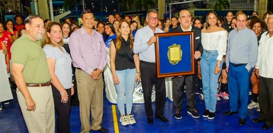 Cristóbal Marte Hoffiz realiza el saque de honor para dejar inaugurado el X Torneo de Voleibol de la Liga Amateur 2022.