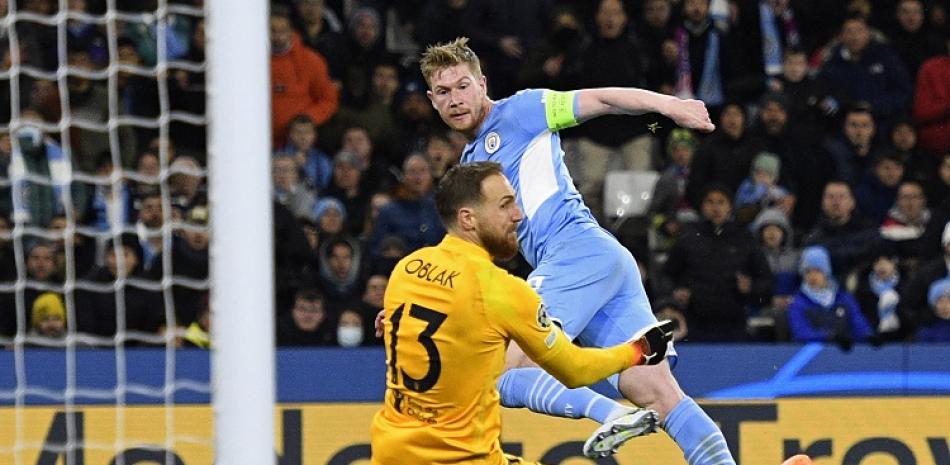 Kevin De Bruyne, del Manchester City, anota el gol ganador ante el portero del Atlético de Madrid, Jan Oblak en el partido de ida de los cuartos de final de la Champions.