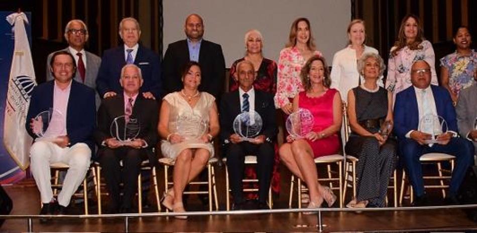 El grupo de homenajeados en la sexta gala de reconocimientos del tenis dominicano junto a sus acompañantes.