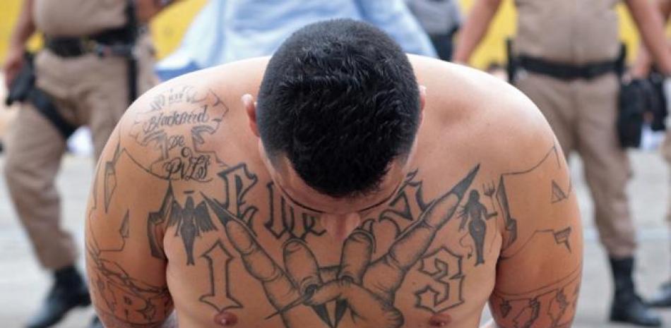 Foto de archivo difundida por la secretaría de prensa de la Presidencia de El Salvador el 28 de marzo de 2022 que muestra a un pandillero bajo fuerte custodia en la prisión de Ciudad Barrios, El Salvador. Foto: oficina de prensa de la Presidencia de El Salvador/AFP.