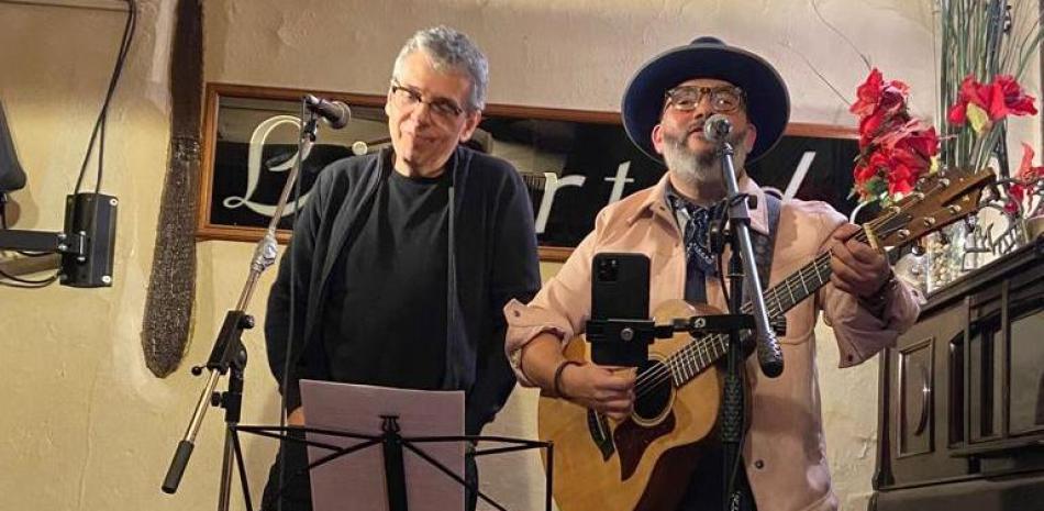 Pavel Núñez junto a Pedro Guerra, en un show acústico, donde presentó su más reciente producción “Pavel Trópico”.