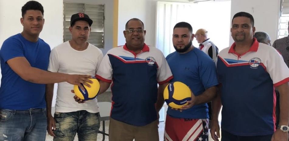 Alexis García y José Francisco Fernández al momento de entregar balones a uno de los equipos masculinos que competirá en el Tercer Torneo de Voleibol de Arena de Villa Tapia.