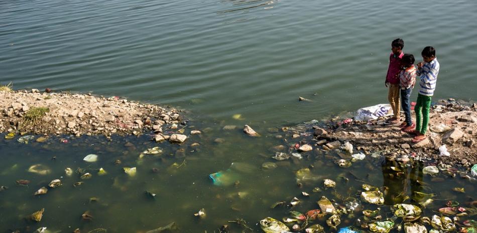 La contaminación y los plásticos llegan hasta los abismos más profundos de nuestros océanos, hasta la cima de las montañas más altas, y se han abierto paso en nuestra cadena alimentaria y en el torrente sanguíneo. ISTOCK