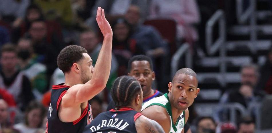 Al Horford, de los Celtics, busca pasar el balón ante la presión defensiva de DeMar DeRozan y Zach LaVine, de los Bulls, en el partido del miércoles en la NBA.