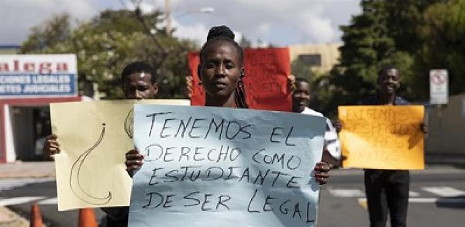 Un grupo de estudiantes haitianos se manifiesta frente al Ministerio de Exteriores de República Dominicana, en Santo Domingo. Fotos. Orlando Barría / EFE