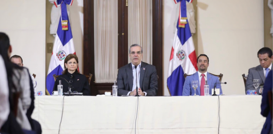 El presidente Luis Abinader cuando anunciaba ayer en el Palacio Nacional que el gobierno dispondrá de 2,000 millones de pesos para prestarlos a una tasa de 6.5% anual y a 20 años en favor de las clínicas privadas.