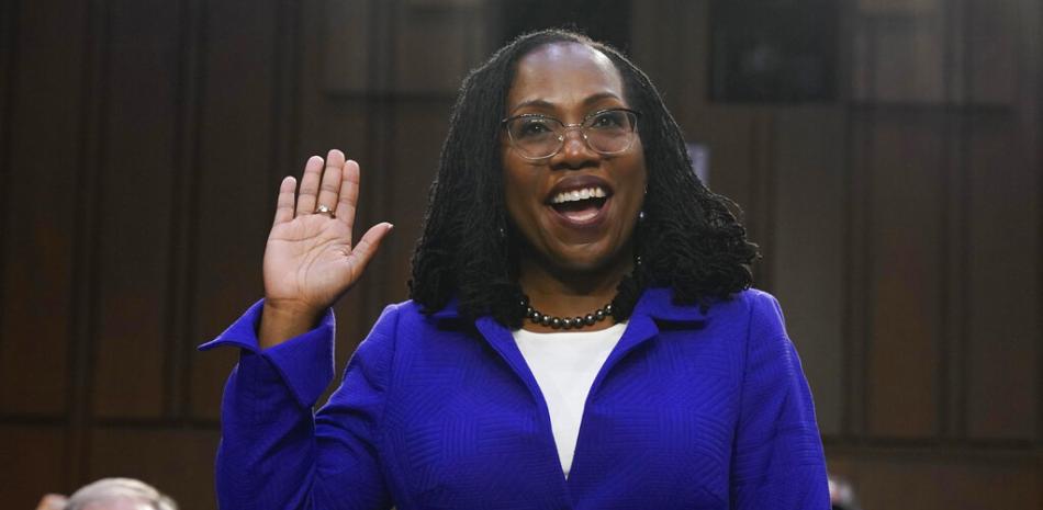 La jueza Ketanji Brown Jackson, postulada para la Corte Suprema, presta juramento antes de declarar ante la Comisión Judicial del Senado, 21 de marzo de 2022, en el Capitolio en Washington.

Foto: AP/Jacquelyn Martin