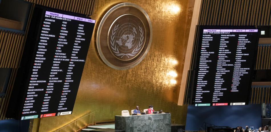 Una votación se lleva a cabo sobre una resolución durante una reunión de la Asamblea General de Naciones Unidas, el jueves 7 de abril de 2022, en la sede de la ONU.

Foto: AP/John Minchillo