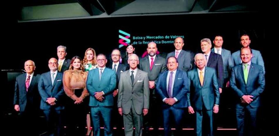 Ejecutivos de César Iglesias, del BHD-León Puesto de Bolsa, de la Superintendencia del Mercado de Valores, durante el anuncio.