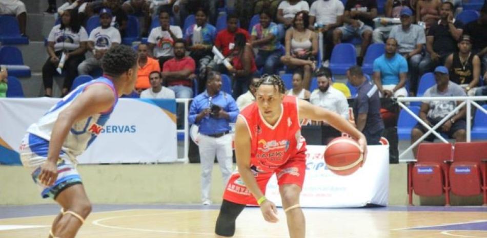 Un momento de acción en el partido entre los Sosua Sharks y los Correcaminos de la Parte Baja en el partido inaugural del torneo de baloncesto superior de Puerto Plata.