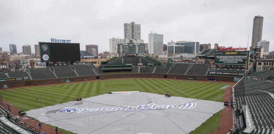 Una lona contra la lluvia cubre el diamante del Wrigley Field luego que el partido entre los Cachorros y Milwaukee fue pospuesto debido a las inclemencias del tiempo.